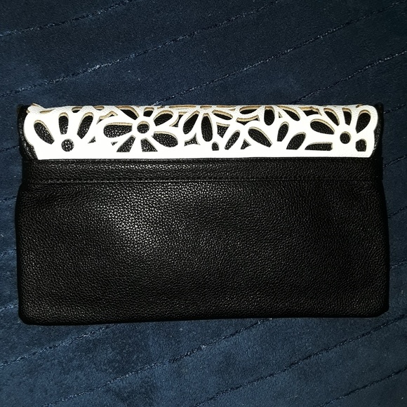 Black & White Daisy Floral Vegan Leather Clutch - Picture 5 of 8